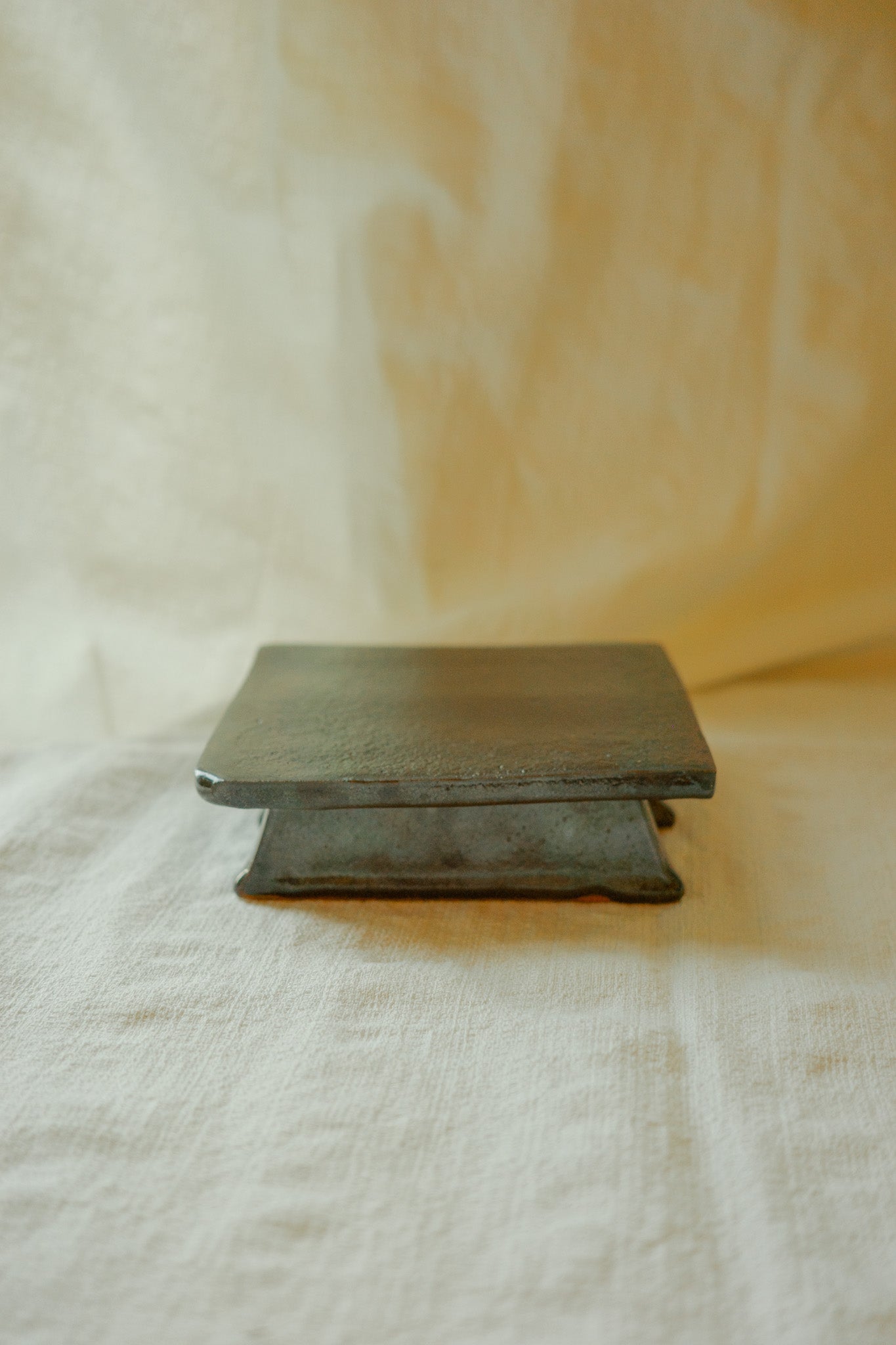 Onyx square pedestal